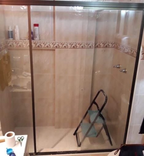 divisiones en vidrio para baños