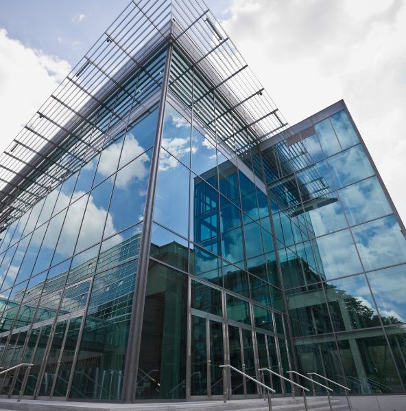 instalacion de fachadas en vidrio en cota